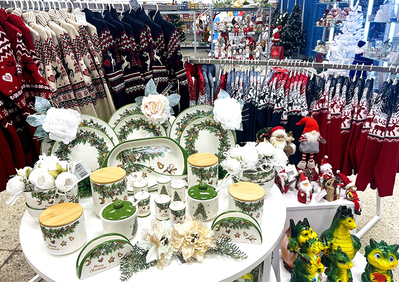 Еще больше товаров с рождественской и новогодней тематикой появилось на полках магазинов
